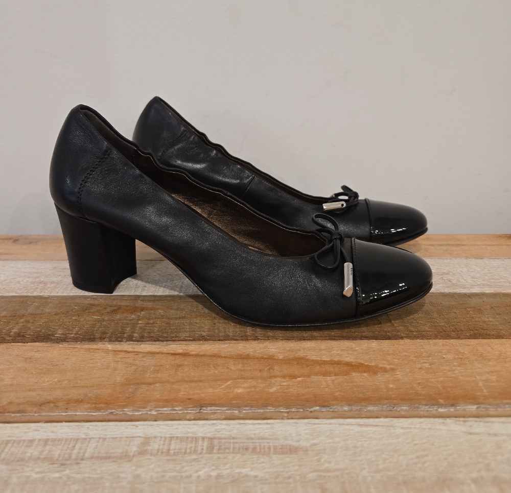 Attilio Giusti Leombruni (AGL) black leather pumps with a patent leather toe cap